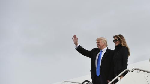 El peque&ntilde;o descuido de Donald Trump al bajar de un avi&oacute;n