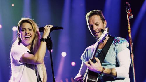 Shakira canta “Chantaje” y “Me enamoré” junto a Coldplay