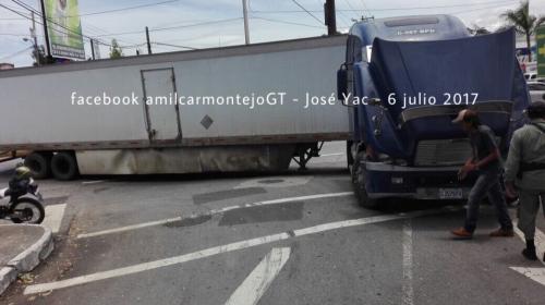 &iexcl;Caos en zona 10! Tr&aacute;iler complica el tr&aacute;nsito en el sector