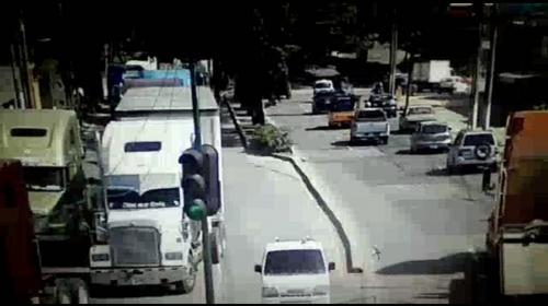 Tr&aacute;iler averiado genera complicaciones de tr&aacute;nsito en el Perif&eacute;rico