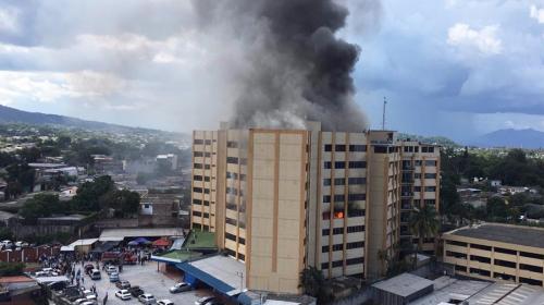 Este es el momento en el que un hombre se lanza de edificio en llamas