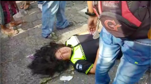 Graban en video agresi&oacute;n contra agente de la PMT