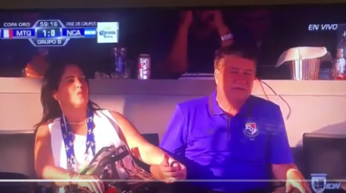 El Bolillo G&oacute;mez "cachado en fuera de lugar" por la TV en el estadio