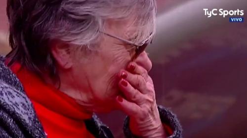 Abuela llora tras el ascenso de su equipo y emociona al mundo