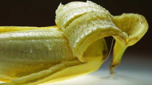 &iquest;Te has preguntado qu&eacute; son las tiras blancas del banano?