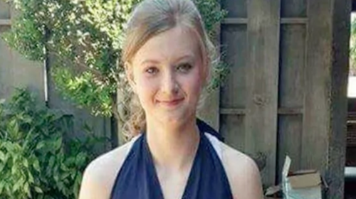 Adolescente muere electrocutada por su celular mientras se ba&ntilde;aba