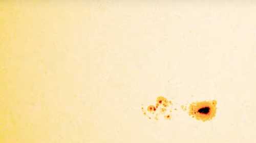 NASA capta mancha solar m&aacute;s grande que la Tierra y que sigue creciendo