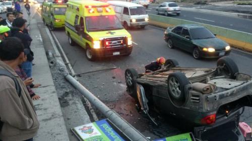 Fuerte accidente deja un carro volcado en el bulevar Los Pr&oacute;ceres