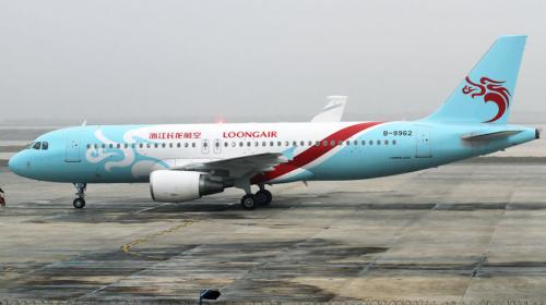 Trabajador detiene con sus manos un avión en movimiento 