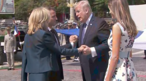 El inc&oacute;modo y largo apret&oacute;n de manos de Trump al presidente franc&eacute;s