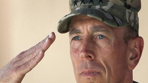 Soldado rinde homenaje a un cortejo f&uacute;nebre bajo un fuerte aguacero