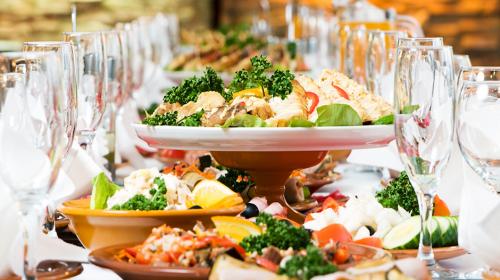 Novia cancela su boda y ofrece un banquete a personas sin hogar