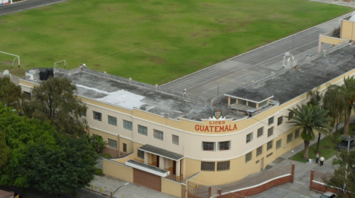Bomberos evac&uacute;an a estudiantes del Liceo Guatemala por fuga de gas
