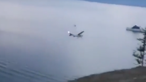 Graban ca&iacute;da de una avioneta a un lago y el rescate de los pasajeros