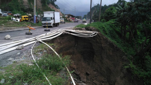 Un hundimiento afecta carretera que conduce a Quetzaltenango