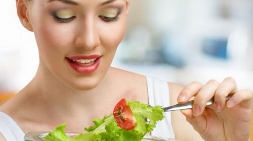 Descubren los riesgos para la salud al practicar la "Dieta Limpia"