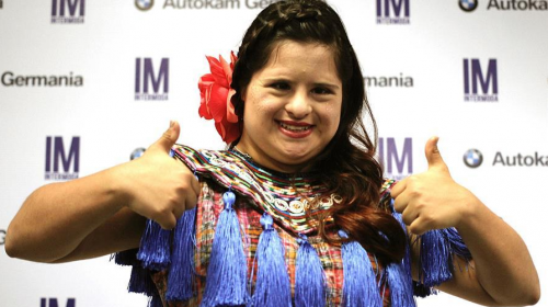 Dise&ntilde;adora guatemalteca triunfa con su "moda incluyente" en M&eacute;xico