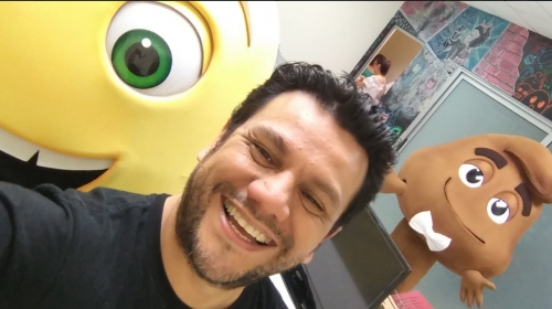 Ronald MacKay es la voz de cinco personajes de "The Emoji Movie"