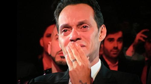 De la mano de su novia, Marc Anthony visita a su madre en el hospital