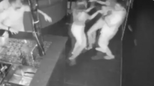 Mujer enfurece y golpea a todos porque le sirvieron trago equivocado