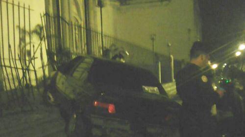 Un hombre empotr&oacute; su veh&iacute;culo contra el atrio de La Merced