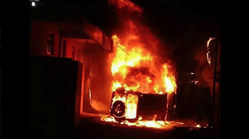 Pobladores incendian carros y un hotel en Tecp&aacute;n