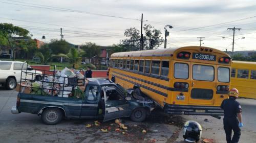 Bus escolar choca y deja cuatro estudiantes heridas en la zona 18