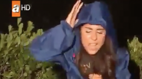 Reportera sufre una lluvia de granizo durante transmisión en vivo