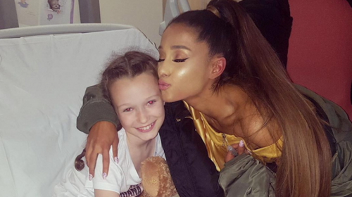 Ariana Grande visita a las víctimas del atentado en Manchester 