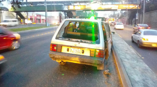 Veh&iacute;culo abandonado complica el tr&aacute;nsito en la calzada Aguilar Batres