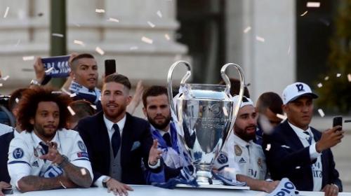 Los jugadores del Real Madrid coronan Cibeles tras ganar la Champions