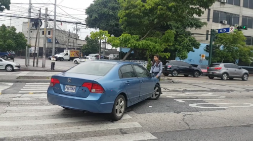 La historia del conductor y el peatón enfrentados por derecho de paso