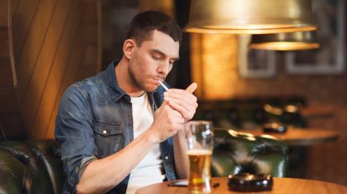 ¿Por qué se te antoja tanto fumar un cigarrillo cuando bebes alcohol?