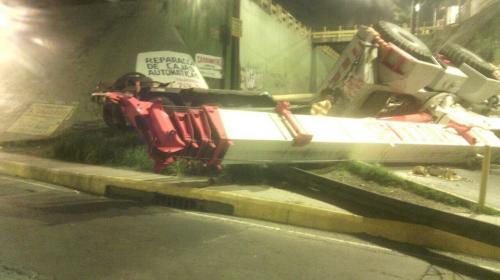 Grúa cayó de un camión que chocó sobre el Anillo Periférico