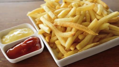 Este es el mayor riesgo de comer papas fritas, según los científicos