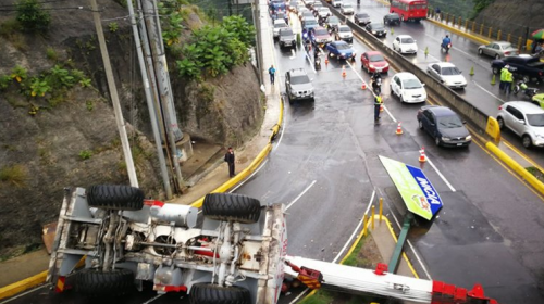 ¿Por qué no han movido la grúa que bloquea el paso en el Naranjo?