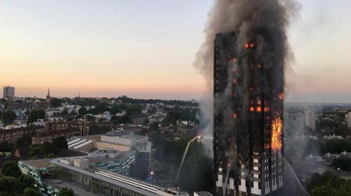 Madre lanz&oacute; a su beb&eacute; de lo alto del edificio incendiado en Londres