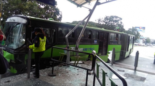 Transmetro choca contra estación del Trébol 