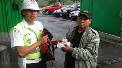 El agente que encontró una mochila con dinero y buscó al dueño