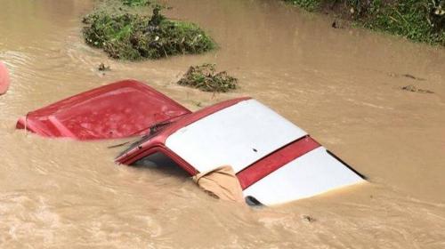 Joven evita la muerte de 2 adolescentes que eran arrastradas por río