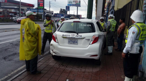 Taxista choca en la Aguilar Batres y arremete a golpes contra PMT