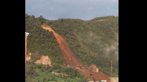 Derrumbe en Huehuetenango deja una vivienda soterrada