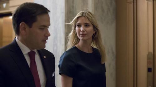 El fallido abrazo entre Ivanka Trump y un senador que se hizo viral