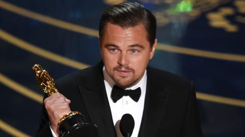 El actor Leonardo Di Caprio devuelve su Oscar 
