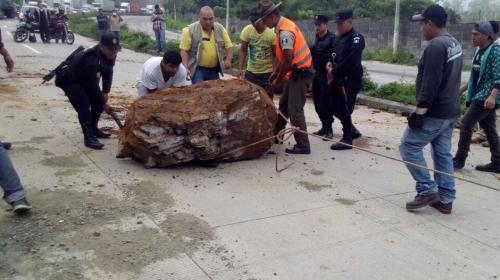 Sismo provoc&oacute; derrumbes en estas carreteras de Guatemala