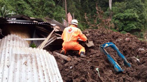Derrumbe cerca del Puente Naranjo soterr&oacute; a cuatro viviendas