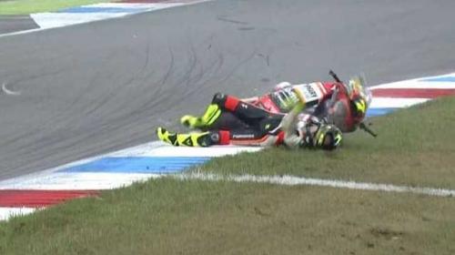 Motorista sufre un escalofriante accidente y queda inconsciente