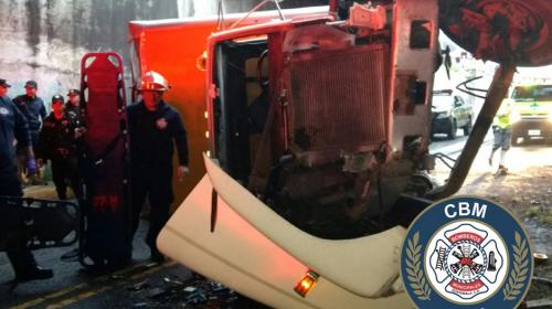 Cami&oacute;n recolector de basura cae sobre v&iacute;a exclusiva de "El Tr&eacute;bol"