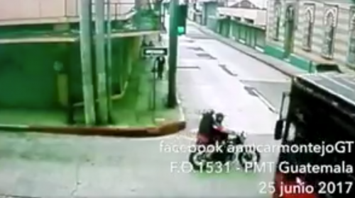 #Video Camioneta y moto protagonizan un grave accidente en la zona 1