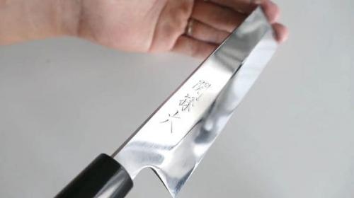 Joven restaura cuchillo japon&eacute;s oxidado y encuentra un tesoro